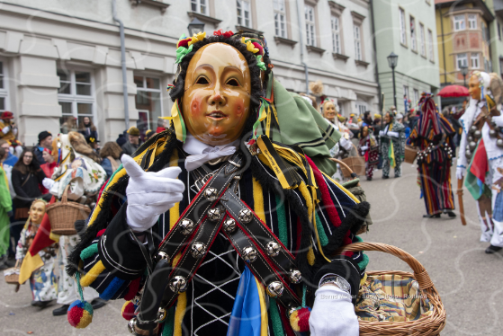 Mit ihren mädchenhaften Gesichtszügen und den Wangengrübchen sticht das Fransenkleidle aus den Narrengruppen heraus.