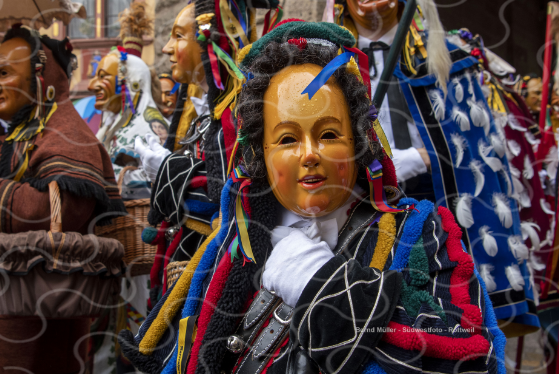 Mit ihren mädchenhaften Gesichtszügen und den Wangengrübchen sticht das Fransenkleidle aus den Narrengruppen heraus.