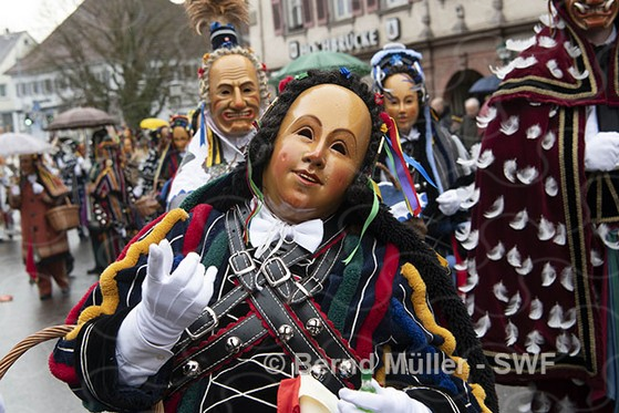 Mit ihren mädchenhaften Gesichtszügen und den Wangengrübchen sticht das Fransenkleidle aus den Narrengruppen heraus.